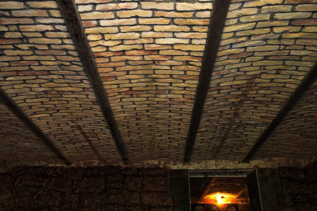 Un ancien plafond en lattis-plâtre prêt à recevoir une structure de faux plafond suspendu