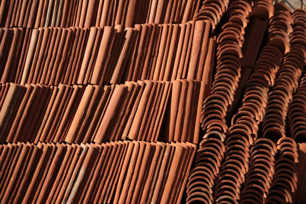 Un obturateur façonné sur mesure épousant la forme ondulée des tuiles