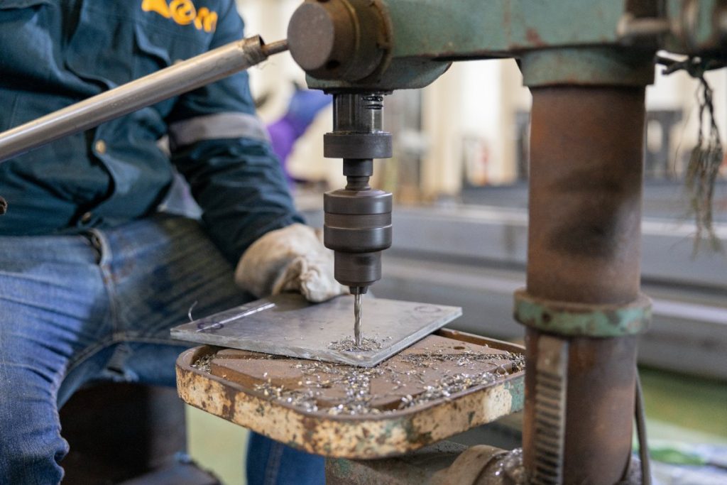 Une pièce en fonte solidement maintenue pendant le perçage à vitesse réduite