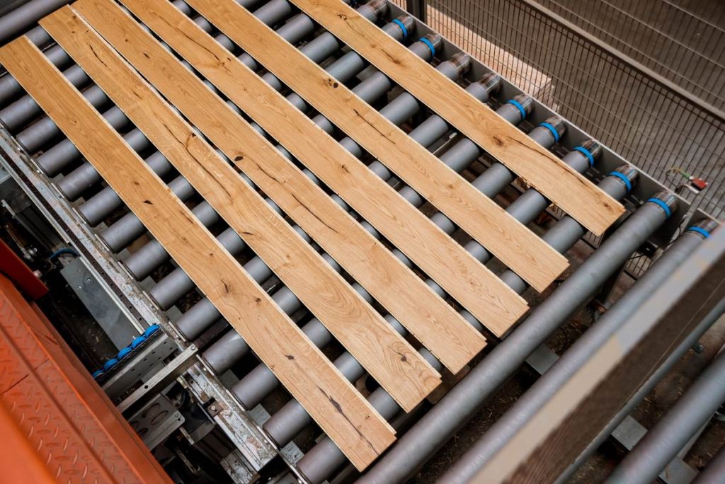 Une rampe de chargement en bois inclinée reliant le sol à une plateforme surélevée