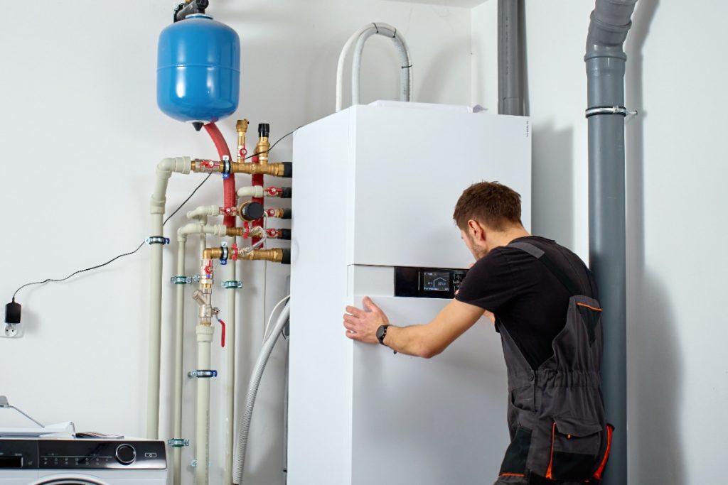 Un technicien qui répare un problème avec la chaudière TL 20