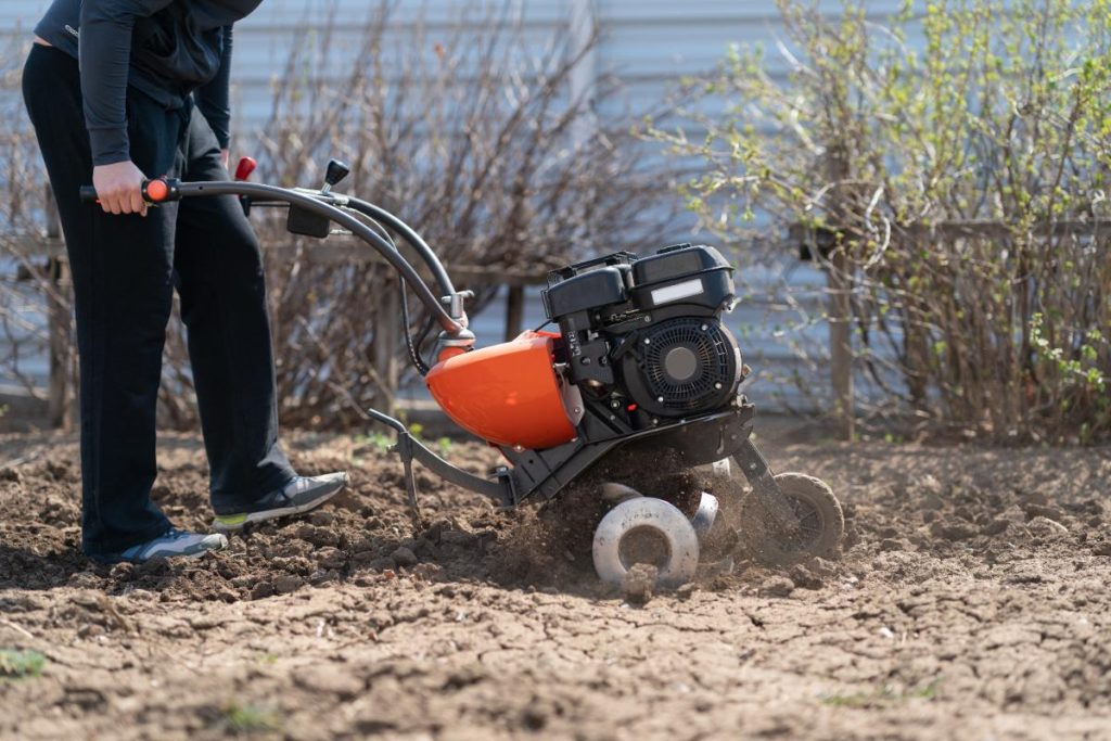 Courroie usée détendue présentant des fissures et des traces d’abrasion