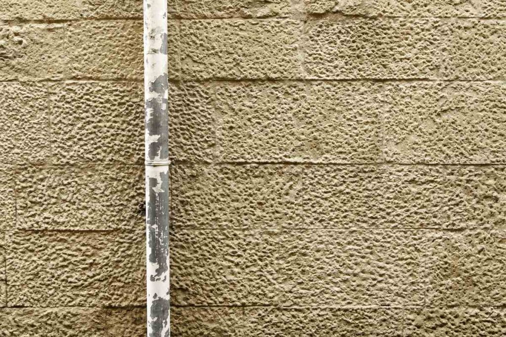 Une lame d'air sur un mur en pierre