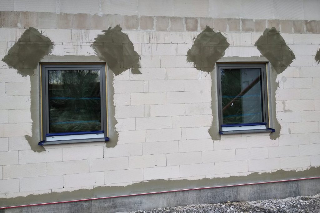 Des linteaux de fenêtre construits et qui sont laissés pour un moment de séchage