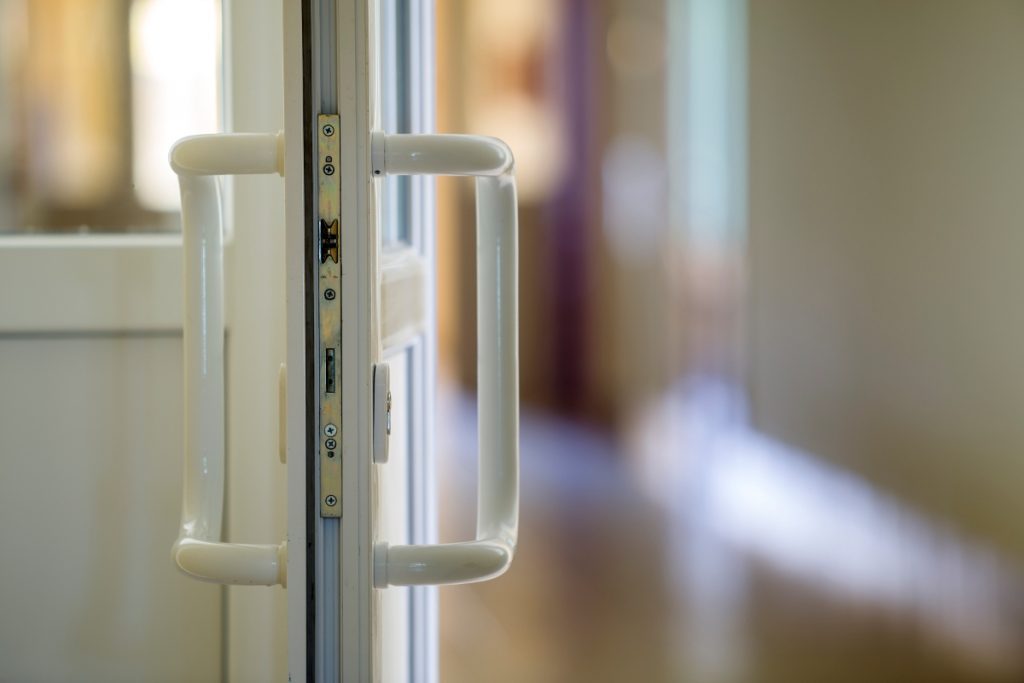 Une double poignée d'une porte-fenêtre en PVC bien installée