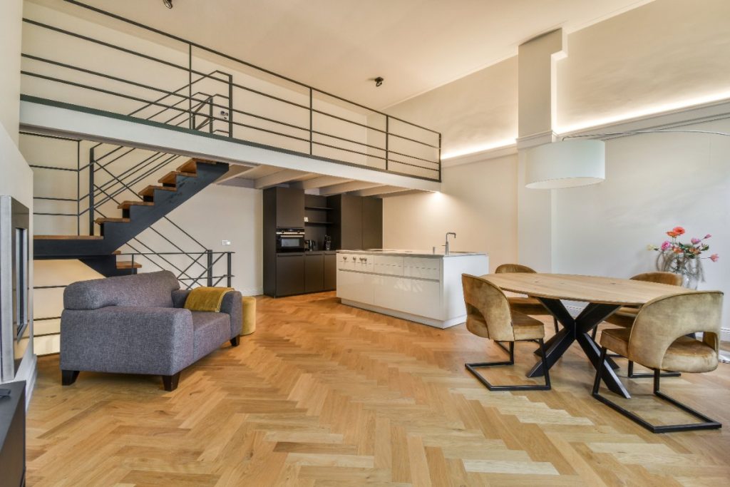 Un espace intérieur aménagé sous une mezzanine