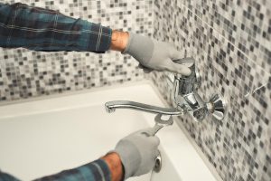 Comment changer un robinet de baignoire sans accès derrière ?