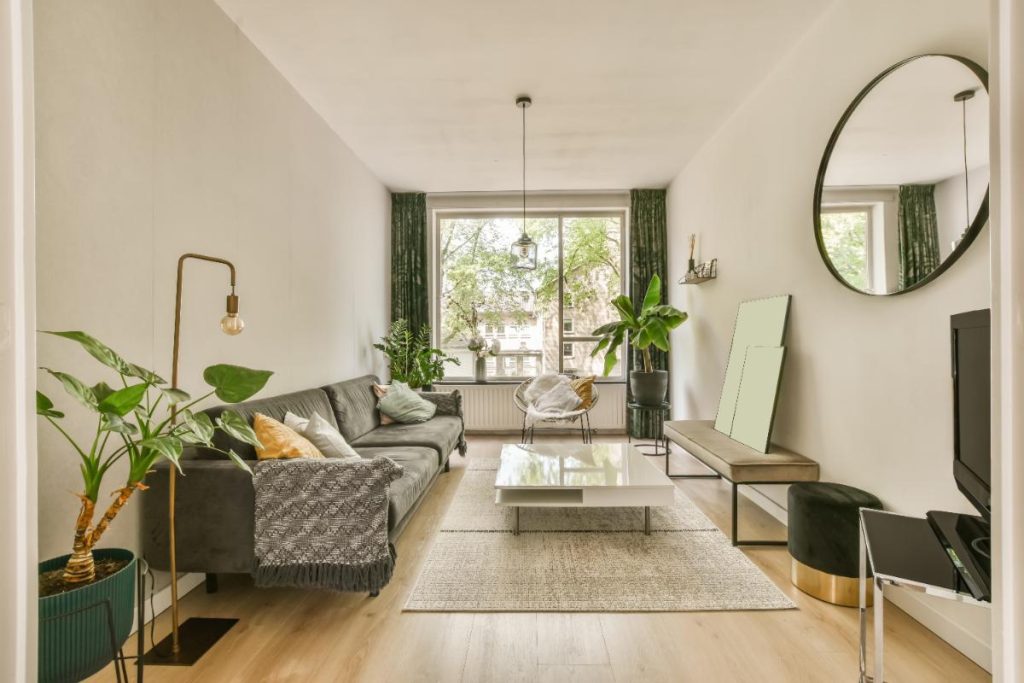 Un salon avec un canapé et une table basse