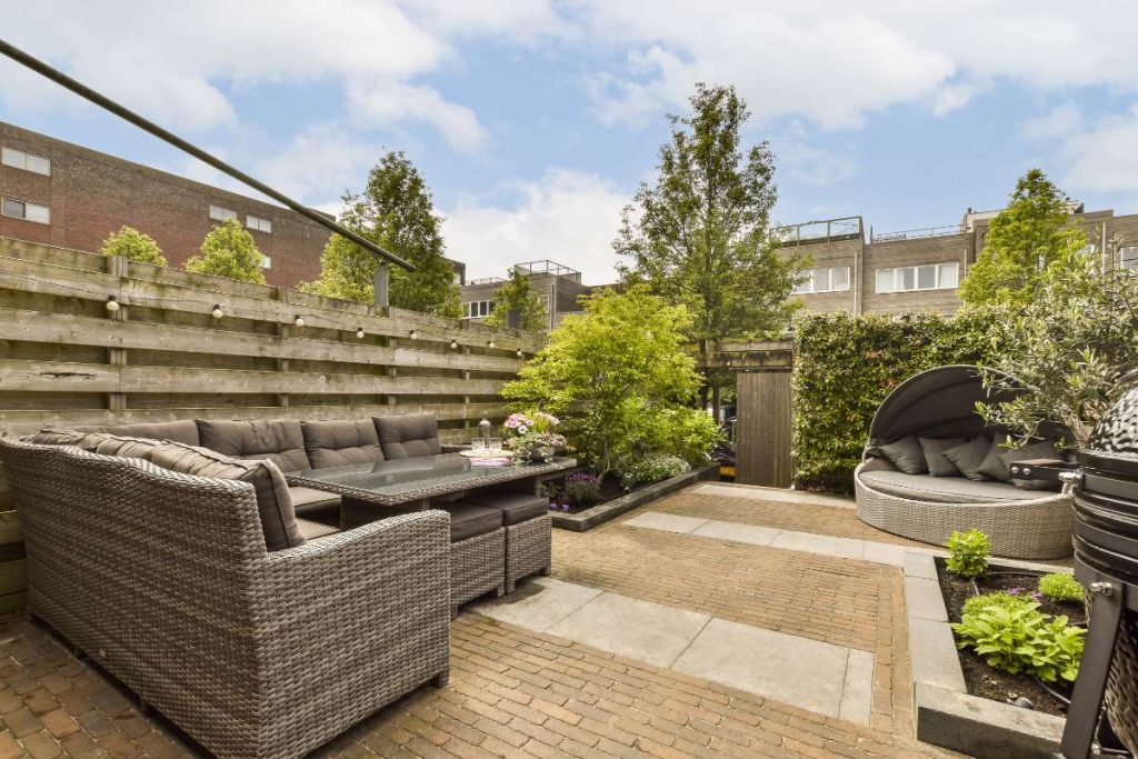 Une terrasse en contrebas du jardin