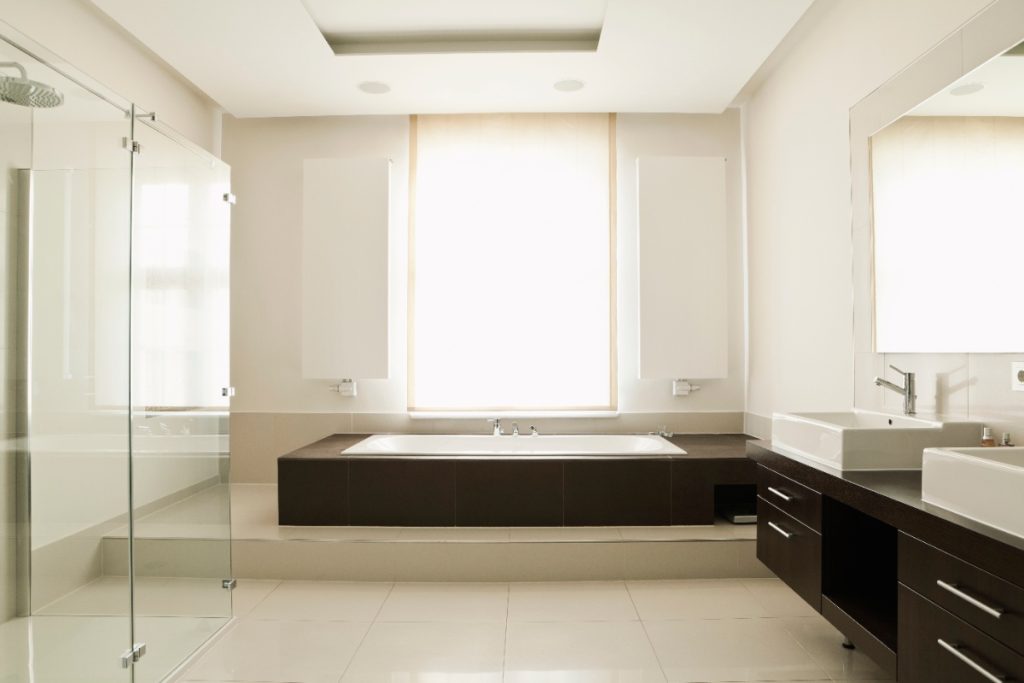 Un baignoire installé dans la salle de bain