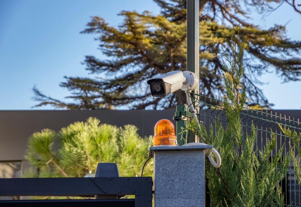 Une caméra de sécurité et un gyrophare installés sur le portail