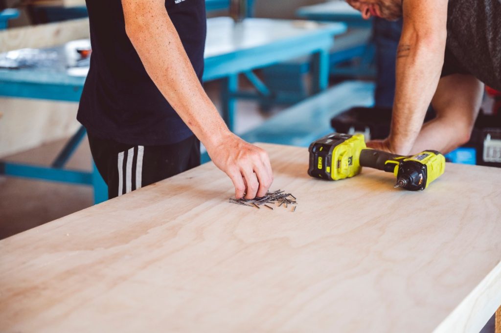 Des travailleurs qui fabrique une table