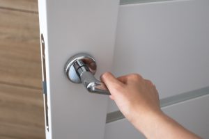 Pourquoi suis-je obligé de claquer ma porte pour la fermer ?