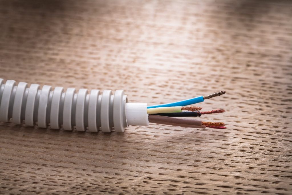 Des câbles sortis d'une gaine de 40 mm