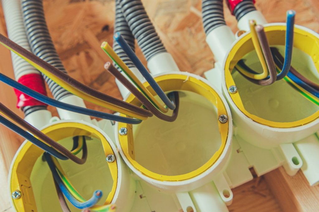 Des câbles tirés dans des gaines de 40 mm