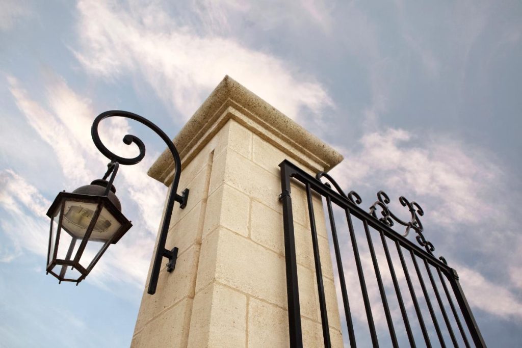 Un gyrophare installé sur le portail