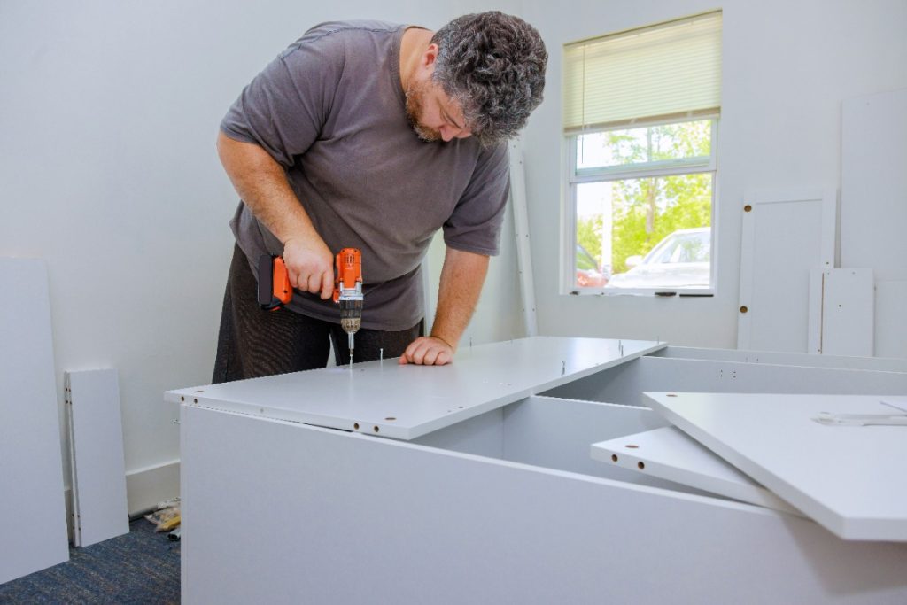 Un homme qui fait assemblé des meubles de cuisine