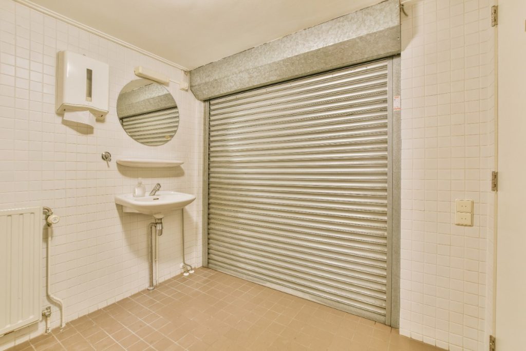 Une pièce intérieur avec une porte en volet roulant fermée