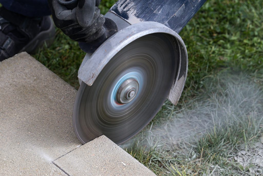 Une personne qui recyle et utilise du fraisat