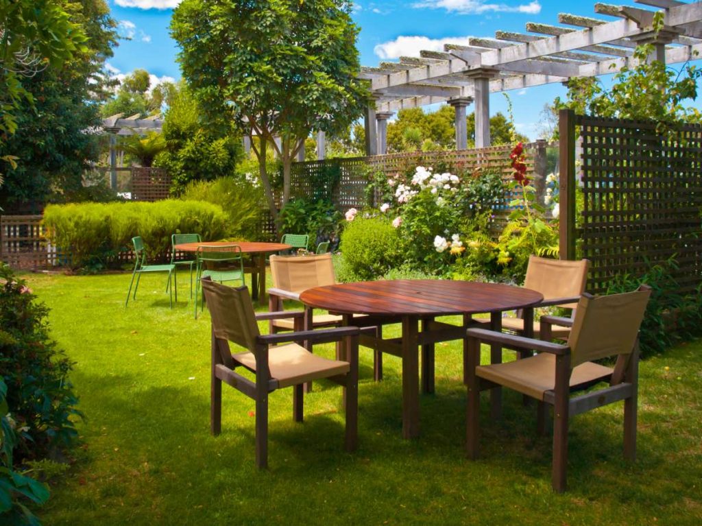 Une table à manger dans un jardin luxueux