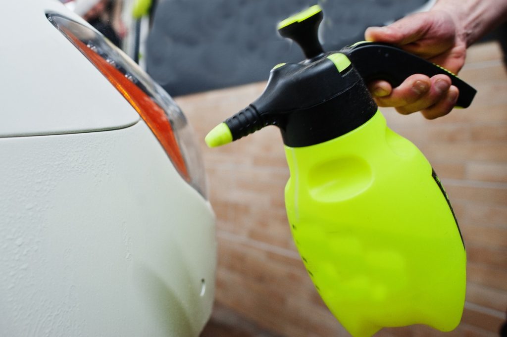 Une personne qui utilise une pompe à détartrer fabriquée à la maison