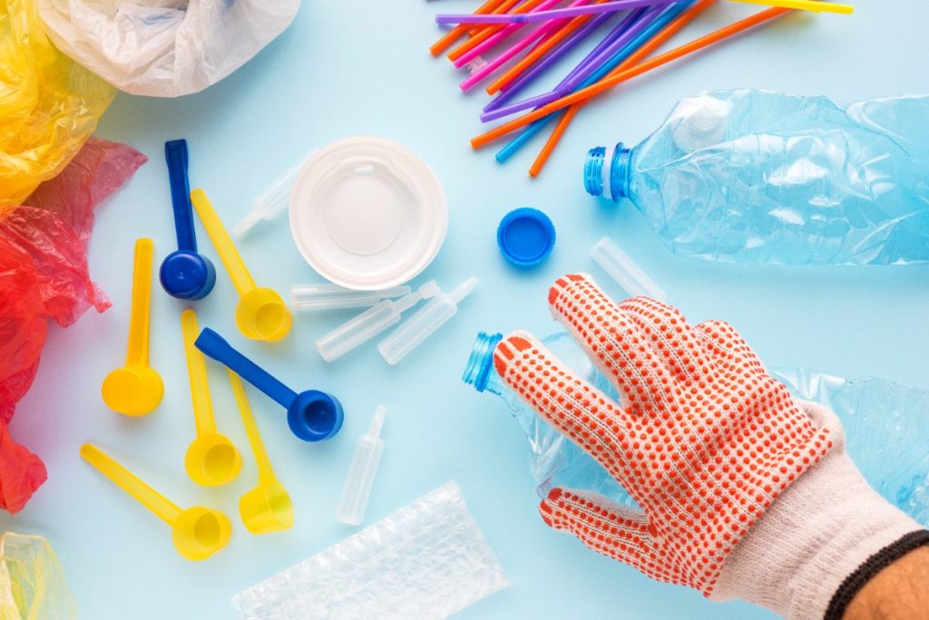 Des articles en plastiques colorés