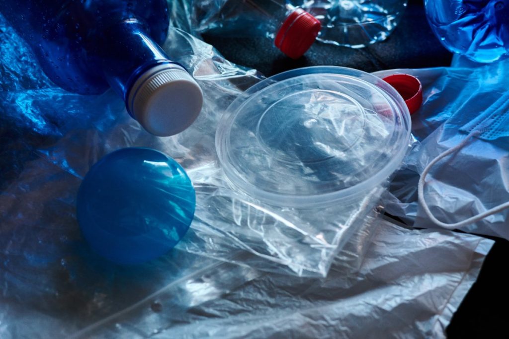 L'acétone peut-elle abîmer le plastique et quoi utiliser à la place ? Des bouteilles et des contenants en plastiques usagés