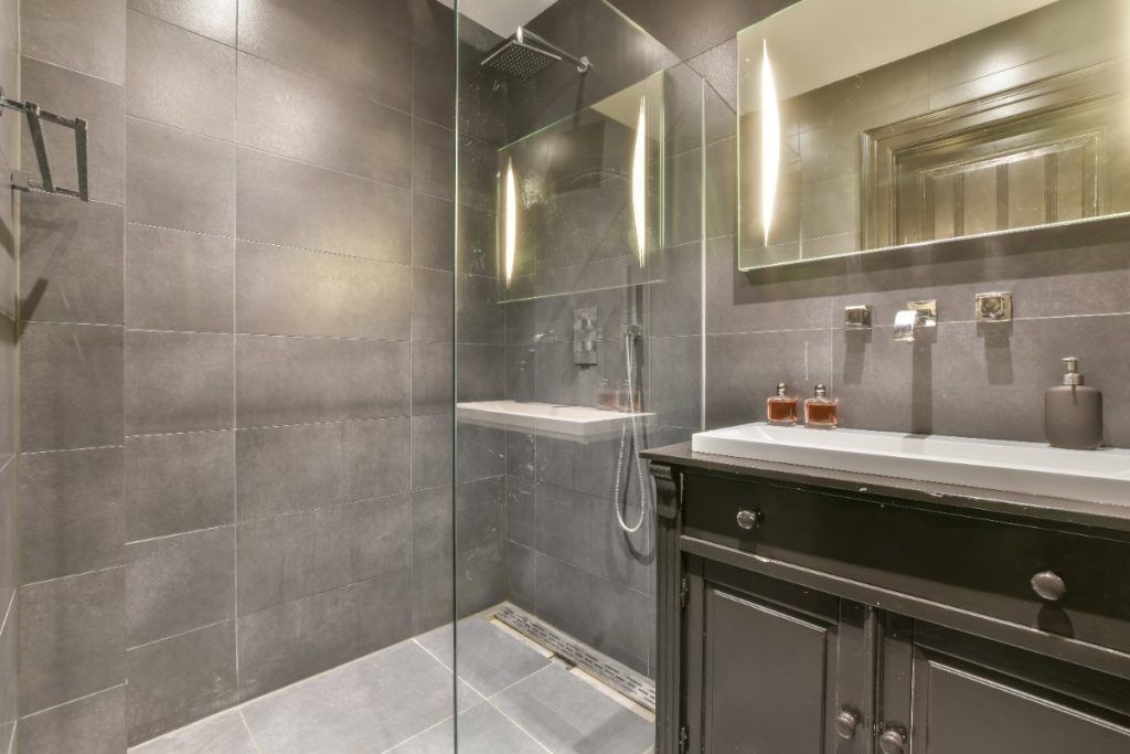 Une douche et meuble de lavabo moderne