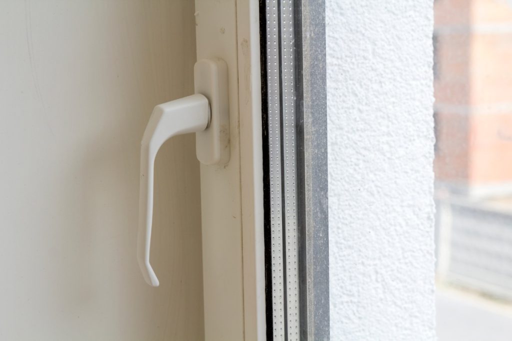 Une fenêtre avec une poignée blanche installée