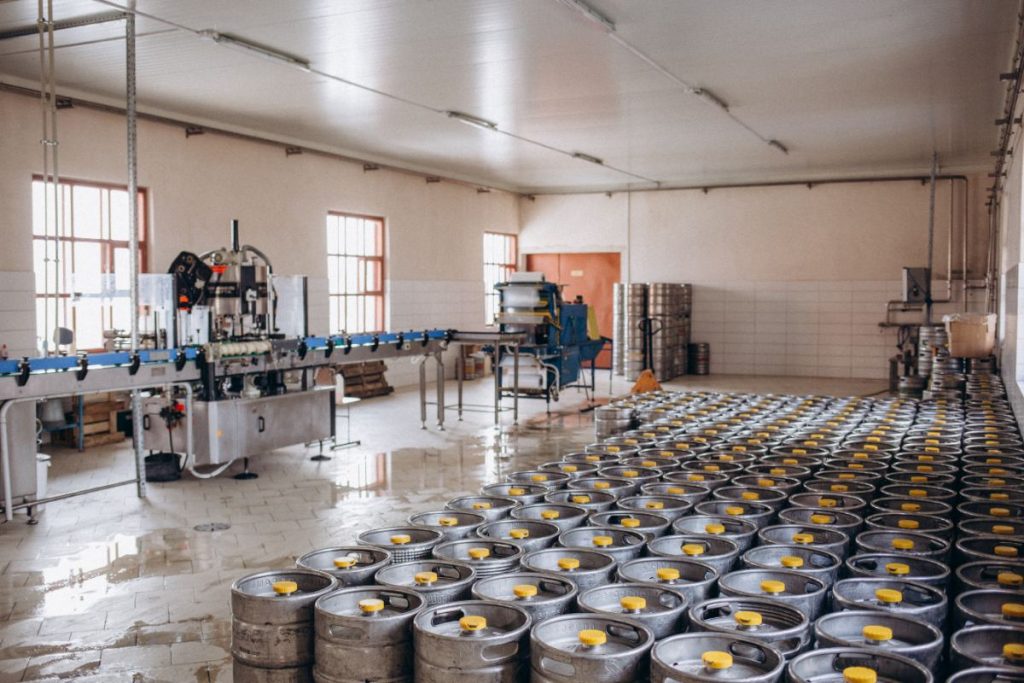 Des fûts industriels fabriqués avec en métal