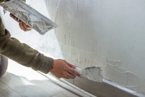 Comment appliquer de l&rsquo;enduit sur du lambris pour moderniser une pièce ?