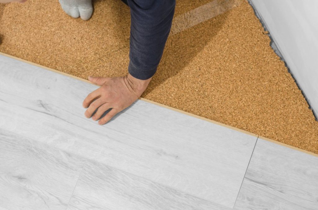 Un homme qui installe un nouveau plancher
