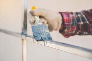 Quelles sont les étapes indispensables pour peindre correctement une surface en zinc ?