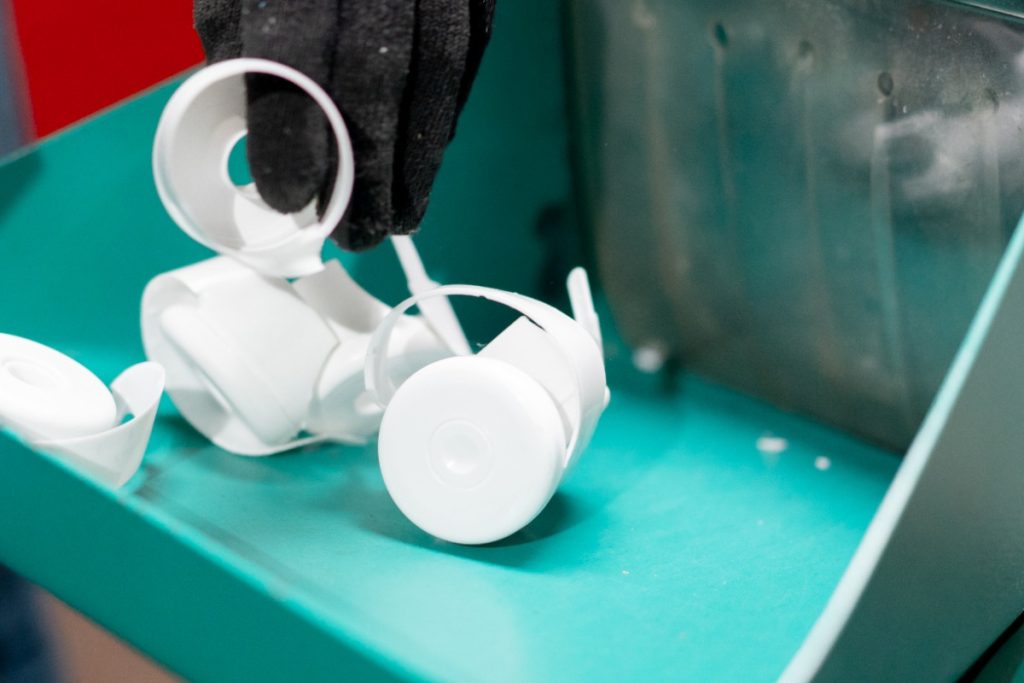 Mains sortant des objets en plastiques