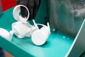 Comment éliminer efficacement les taches de moisissures sur une surface plastique ?