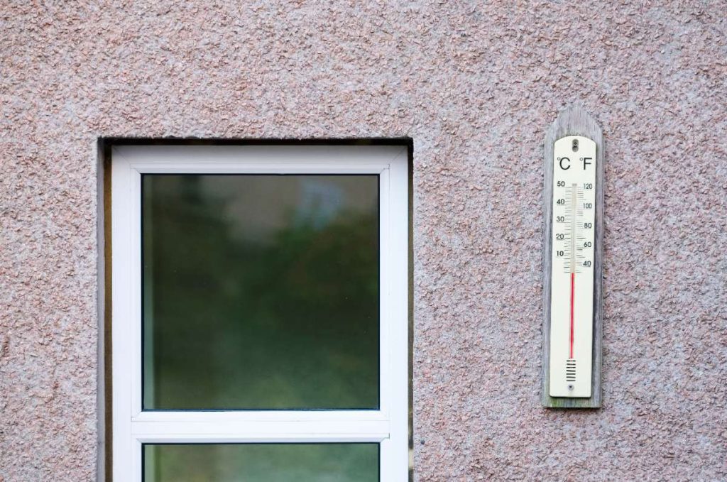 Mur extérieur avec une fenêtre et un thermomètre