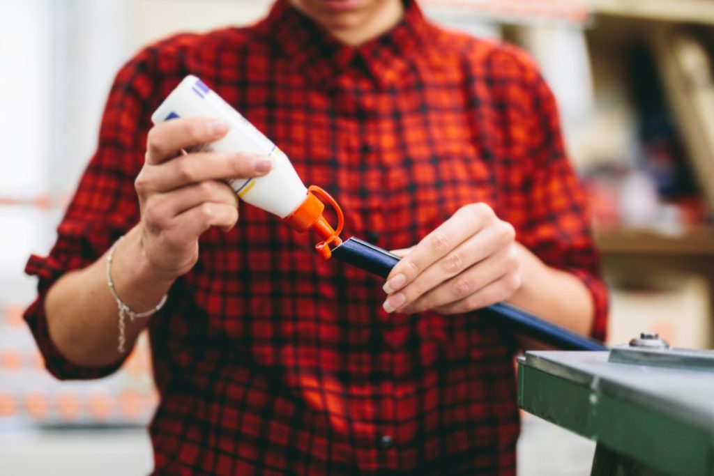 L'acétone peut-elle abîmer le plastique et quoi utiliser à la place ? Une personne collant du tuyau bleu en plastique