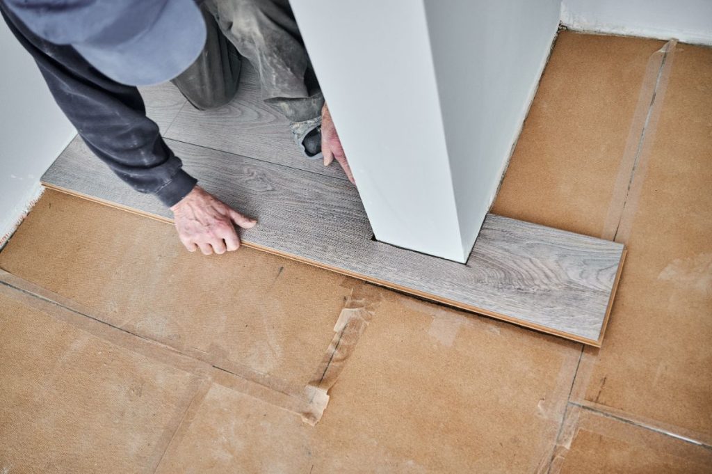 Une personne posant du plancher