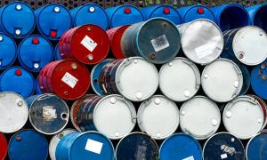 Fût industriel plastique ou métal : comment choisir le bon emballage pour vos liquides ?