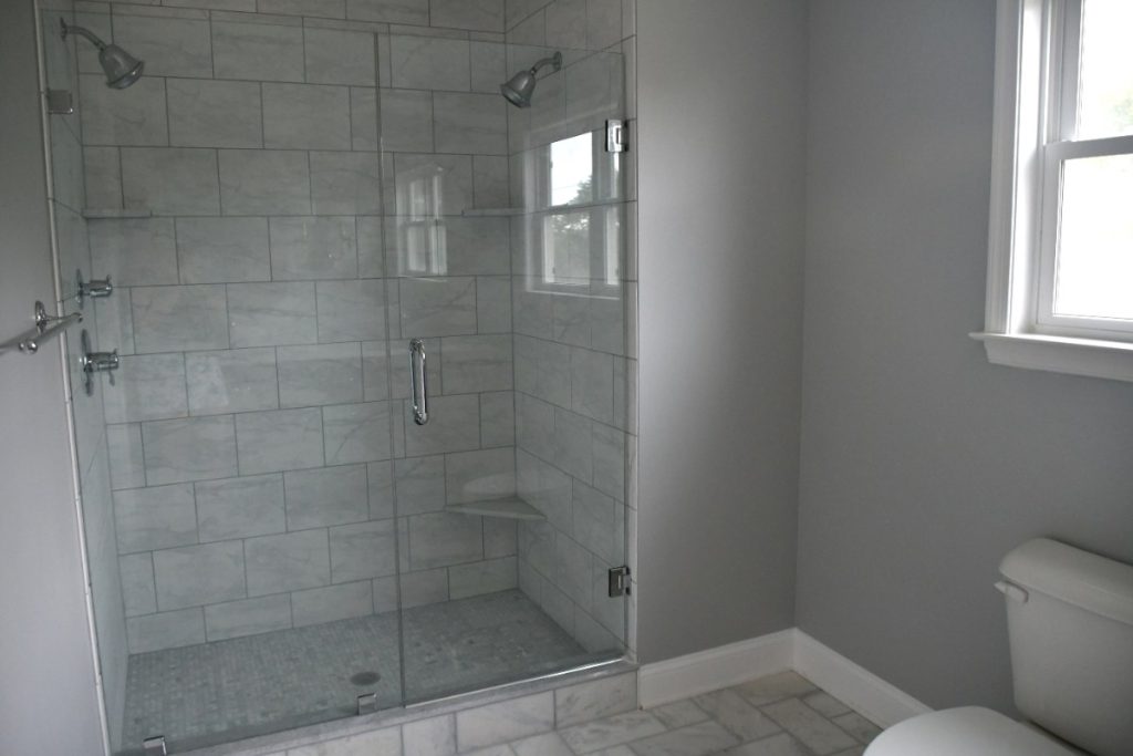 Une douche avec une porte en verre