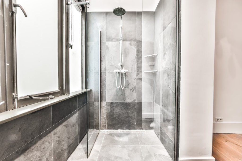 Une salle de bain contemporaine avec une douche