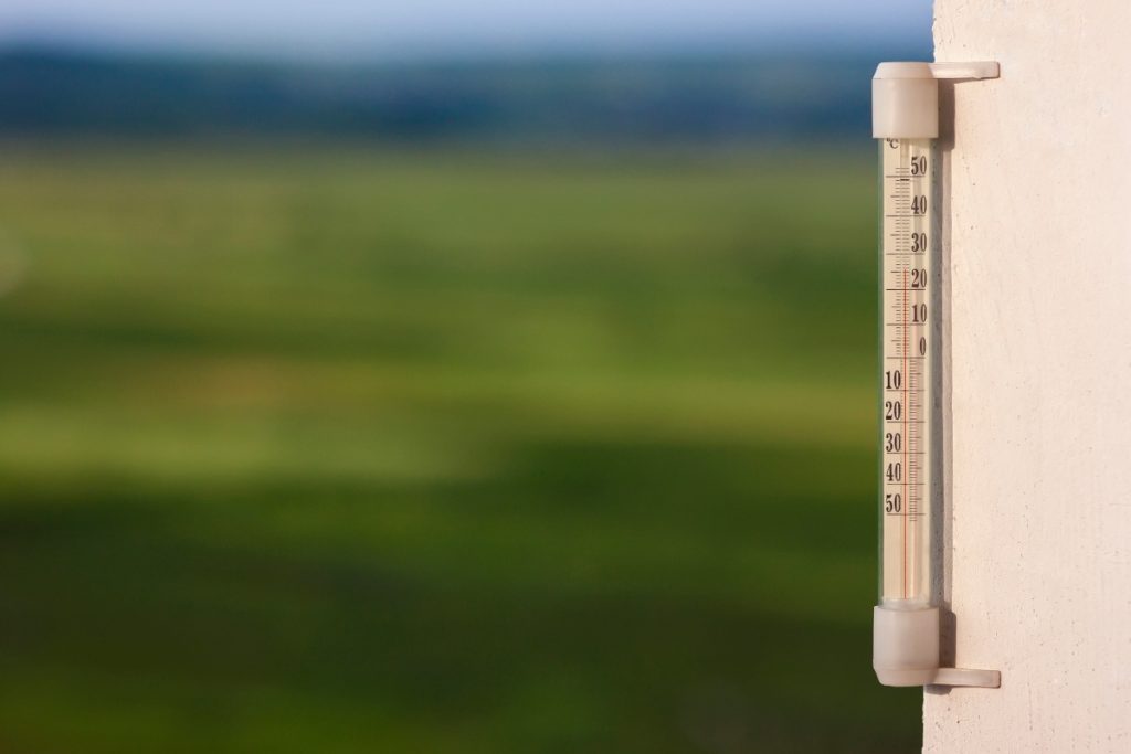 Un thermomètre affichant la température à l'extérieur