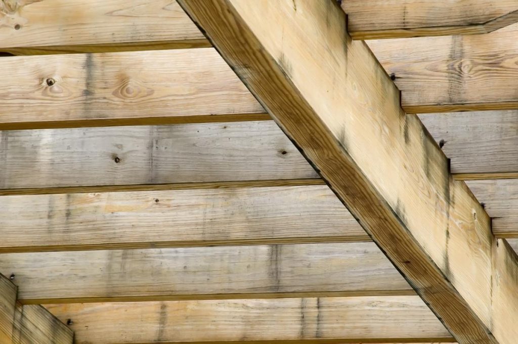 Fonds en planches avec des poutres en bois