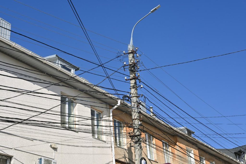 Des lignes électriques qui passent devant une propriété