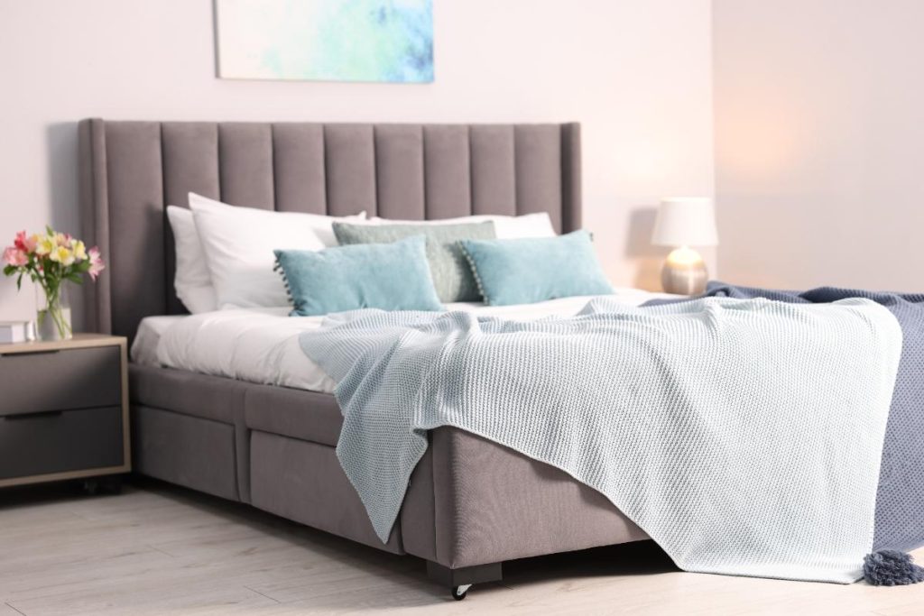 Un lit placé dans une chambre avec des oreillers