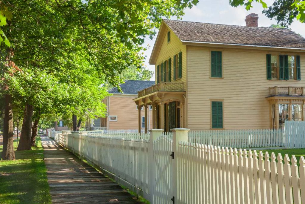 Une maison clôturée avec du bois