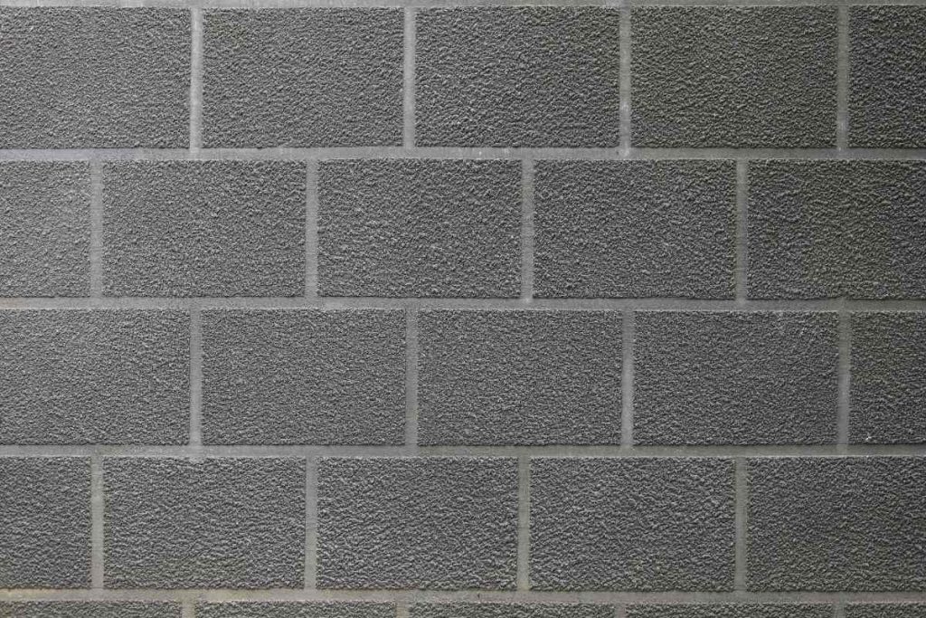Un mur de clôture réalisé avec du parpaings