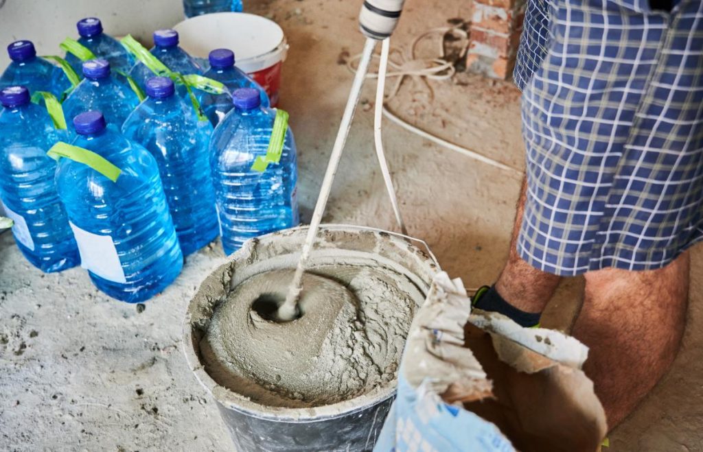 Un ouvrier mélangeant du ciment avec de l'eau