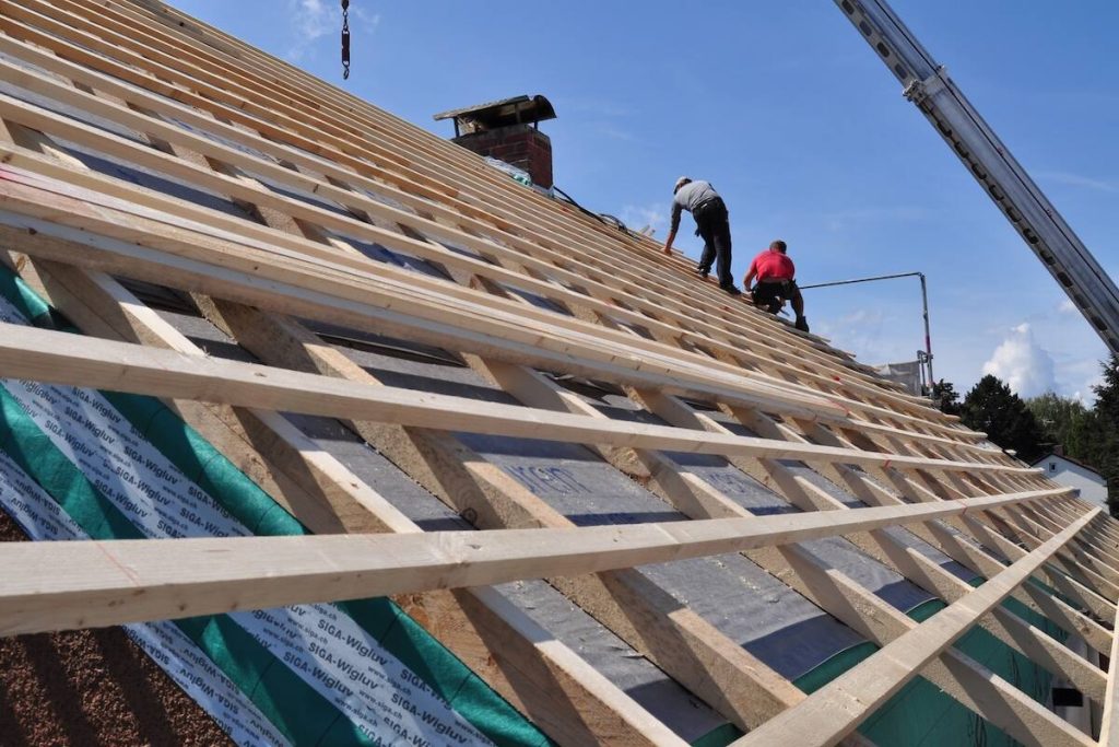 Ouvriers réalisent la rénovation de toiture d'une maison