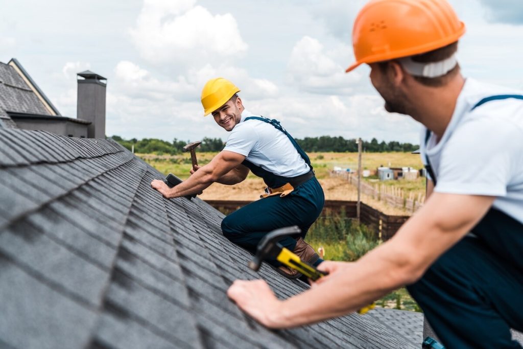 Ouvriers réalisent des rénovations de toitures de maisons